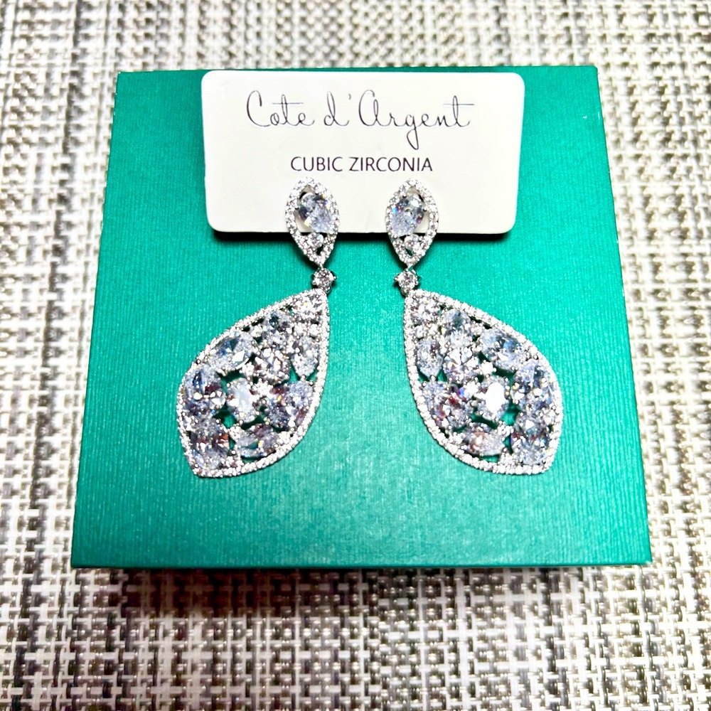Cote d’ Argert BRAND NEW Silver toned dangling earrings ✨✨✨